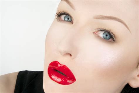 Heavy Makeup And Red Lips - Mugeek Vidalondon