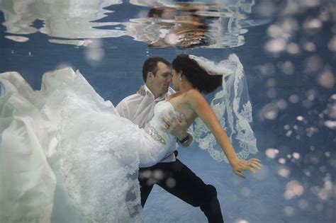 underwater trash the wedding dress photos by Phoenix underwater photographer Alyssa Campbell in ...