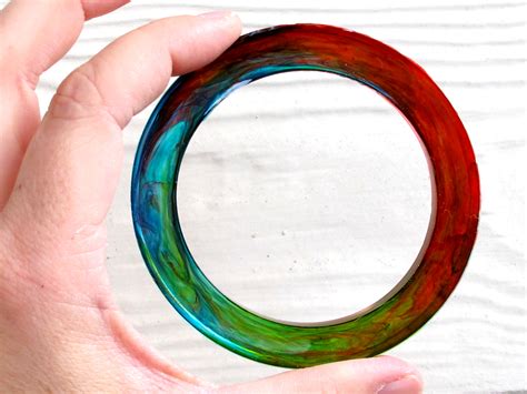 Make a rainbow swirl resin bracelet - resin bracelet DIY - Resin Obsession