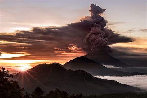 Bali Volcano Eruption 'Imminent,' Prompting Mass Evacuations Around ...