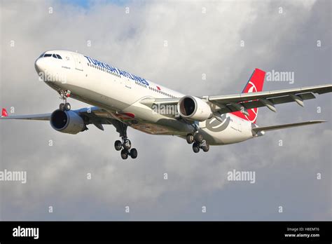 Turkish airlines airbus a330 landing hi-res stock photography and images - Alamy