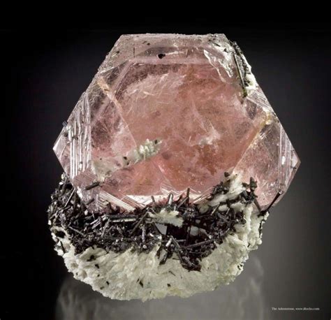 What is pegmatite? Learn about pegmatite minerals, including famous aquamarines, kunzites, and ...