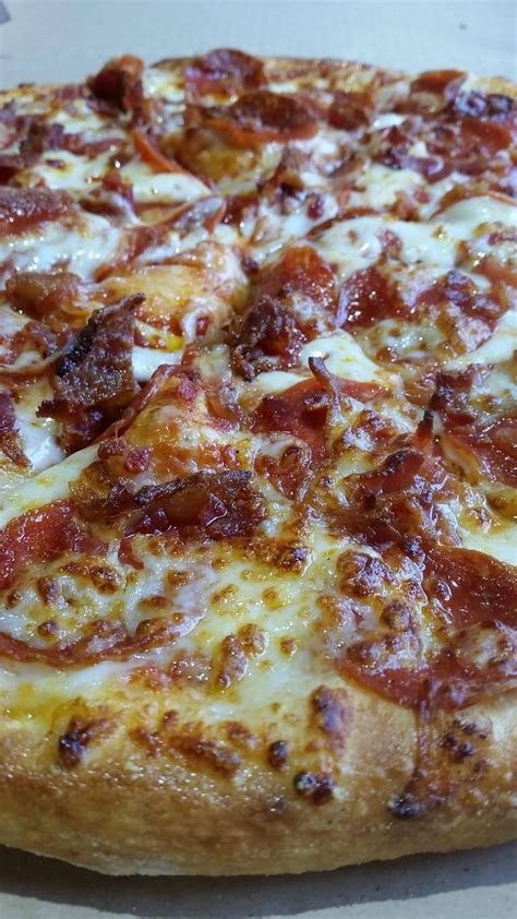 Yeah it's from Domino's. It has bacon and pepperoni and extra cheese. : r/Pizza