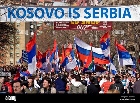 Serbs from Kosovo protest in ethnicaly divaded city of Kosovska ...