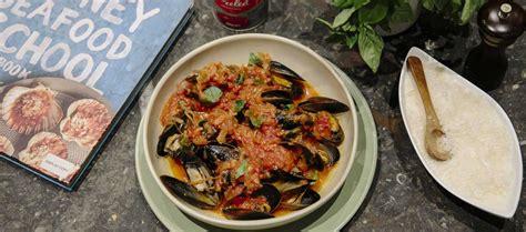 Blue mussels in tomato sauce | Mutti Recipe