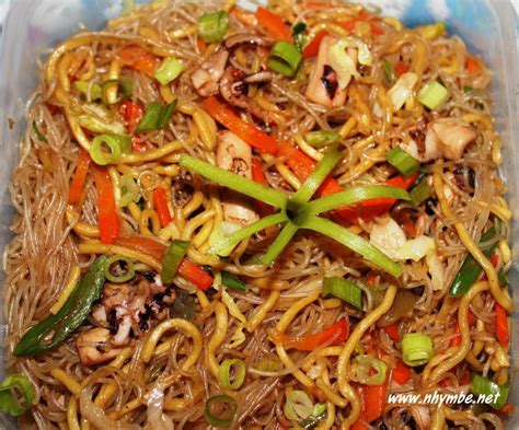 Pancit Bihon Canton Guisado (Mixed Pancit Bihon and Pancit Canton ...