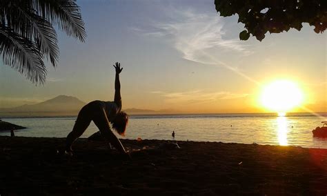 YOGA and SUP in BALI: Sunrise Beach Yoga in Bali