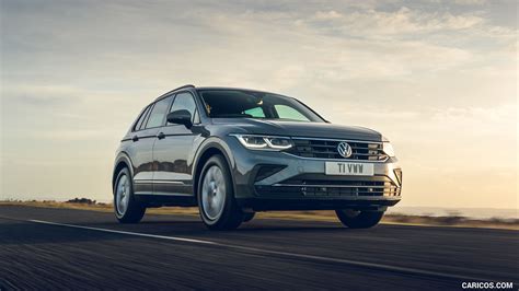 2021 Volkswagen Tiguan Life (UK-Spec) | Front Three-Quarter