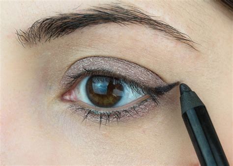 How To Create a Simple Cat Eye Look Using Pencil Eyeliner - Jessoshii