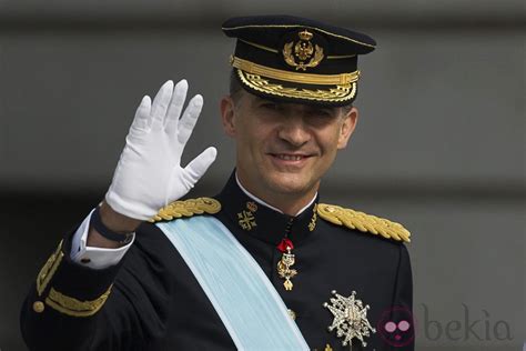 El Rey Felipe VI saluda tras su primer discurso como Rey de España - Proclamación del Rey Felipe ...