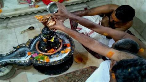 Shiv Puja Vidhi: कुमकुम सहित ये चीजें शिवलिंग पर न चढ़ाएं, धर्मग्रंथों में बताया है वर्जित ...