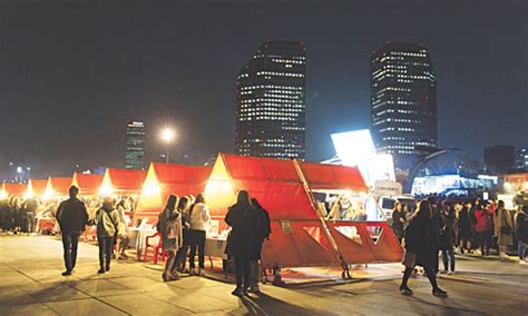 Seoul night market lights up city with delicacies, performances - Newspaper - DAWN.COM