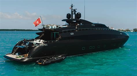 This Ultra-Luxurious Black Beauty Yacht Was Born for Exhilarating Speed - autoevolution