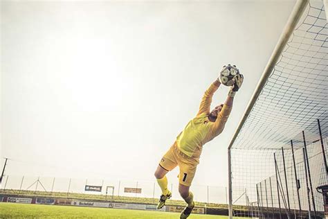 Goalkeeper training in soccer: exercises & tips from the coach