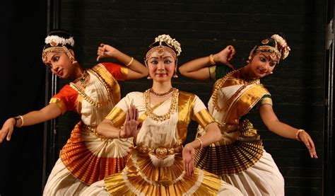 Mohiniyattam Group Dance