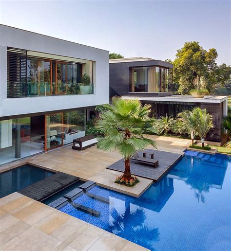 Bridge house by DADA & Partners. New Delhi, India. | Piscinas modernas, Exteriores de casas ...