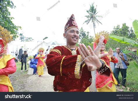 Minangkabau Traditional Dancers Dance Traditional Minangkabau Stock ...