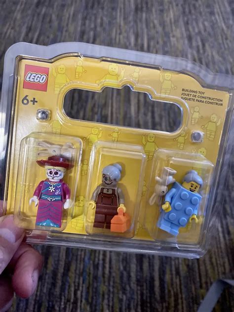 How to Build your Own LEGO Minifigures - Brick Land