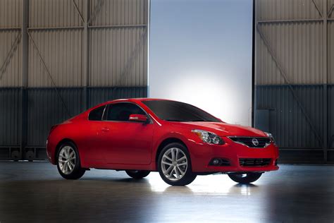 2010 Nissan Altima gets new look and features