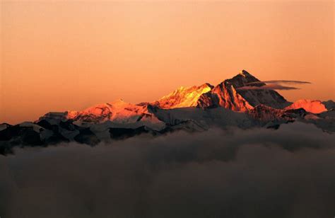 Mount Everest Facts, Location, Weather, Tour | Chomolungma