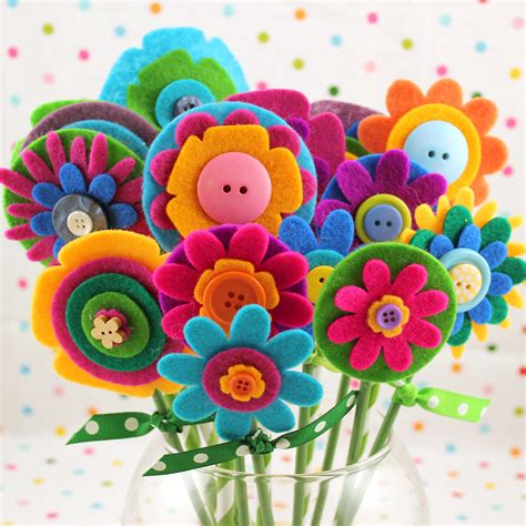 Easy DIY Felt Flowers - Happiness is Homemade