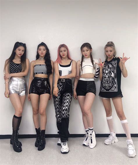 ITZY on Twitter: "믿지와 함께한 2019 K-WORLD FESTA 셀럽티비 라이브쇼! 눈빛만 봐도 서로 알 수 있는 우리👀 내일도 만나유~💙 #ITZY #있지 ...