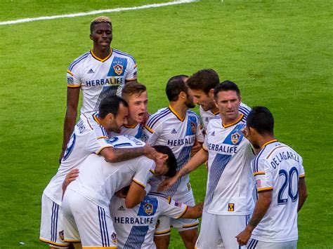 File:LA Galaxy players celebrate.jpg - Wikimedia Commons