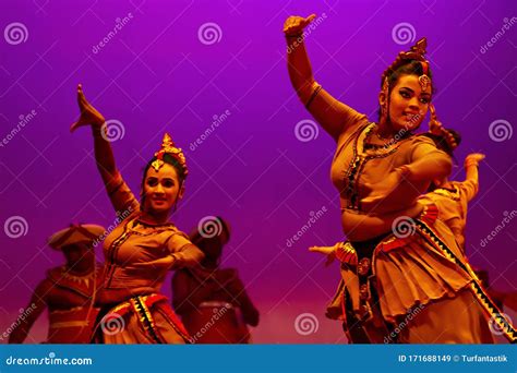 Sri Lankan Dancers In Traditional Clothes, Sri Lanka Editorial Photo | CartoonDealer.com #171686851