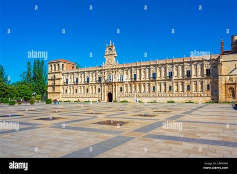 Parador de Leon building in Spanish town Leon Stock Photo - Alamy