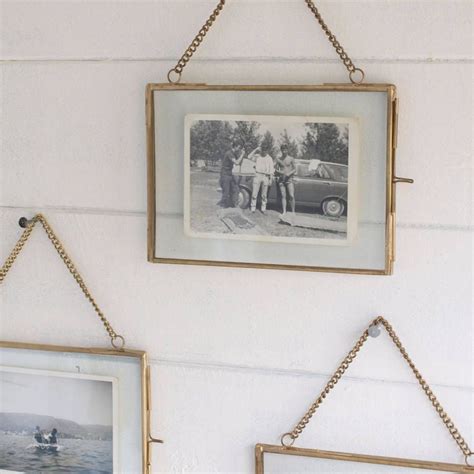 Vintage style hanging picture frameWith an antique brass plated finish these delicate hanging ...