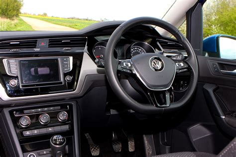 Volkswagen Touran (2020) Interior Layout, Dashboard & Infotainment | Parkers