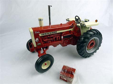 1/16 ERTL Farmall 1206 Turbo Tractor Diecast Car Model - LIVECARMODEL.com