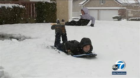 Residents in Antelope Valley high desert areas wake up to blanket of white snow - ABC7 Los Angeles