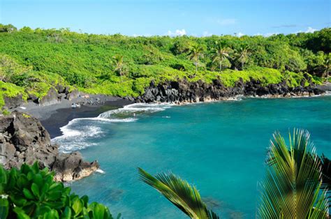 Waianapanapa State Park - Black sand beach, legendary cave and picturesque views in Eastern Maui ...