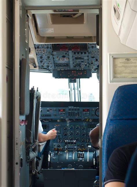 Lufthansa A380 Cockpit and Pilot Editorial Photography - Image of plane, giant: 16074317