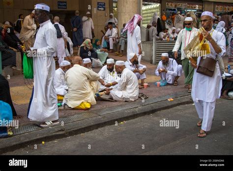 Saudi arabia hajj pilgrims food hi-res stock photography and images - Alamy