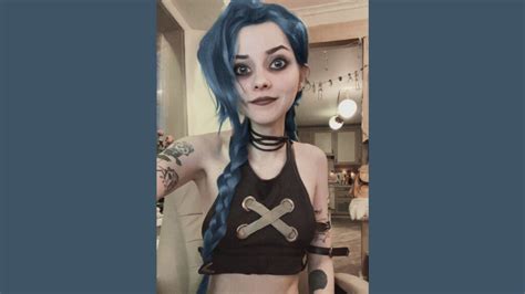 Amazing Arcane Jinx cosplayer blurs the line between anime and real life | ONE Esports