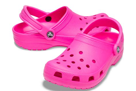 Nicki Minaj Matches Hot Pink Crocs to a Ribbed Sports Bra & Leggings – Footwear News