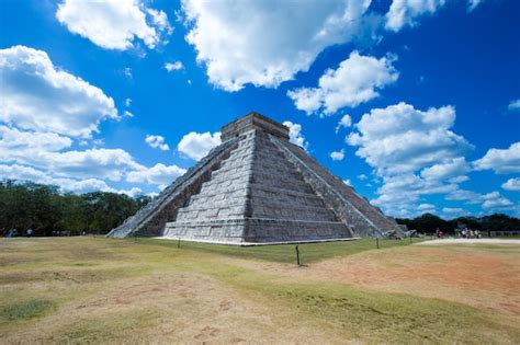 Premium Photo | Temple of kukulkan, pyramid in chichen itza,