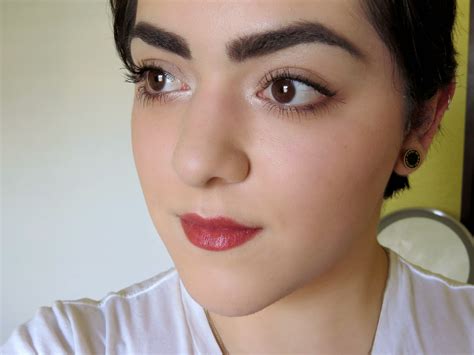 Face of the Day | The Muted Red Lip | Laura Neuzeth