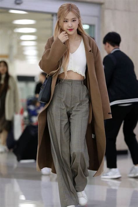 10+ Times BLACKPINK's Rosé Transformed The Airport Into Her Personal Runway - Koreaboo