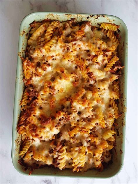 Minced beef pasta bake | Hint of Healthy