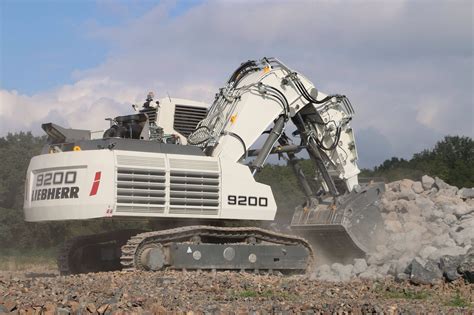 Liebherr R9200 Excavator - Heavy Construction Equipment