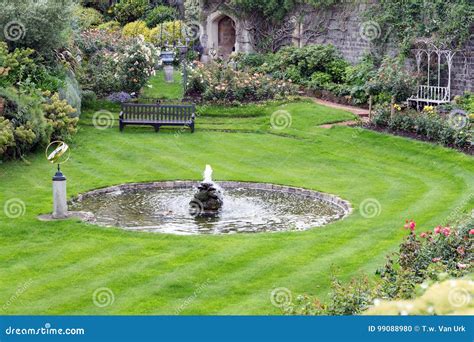 Courtyard Garden Windsor Castle Near London, England Stock Photo - Image of bench, england: 99088980