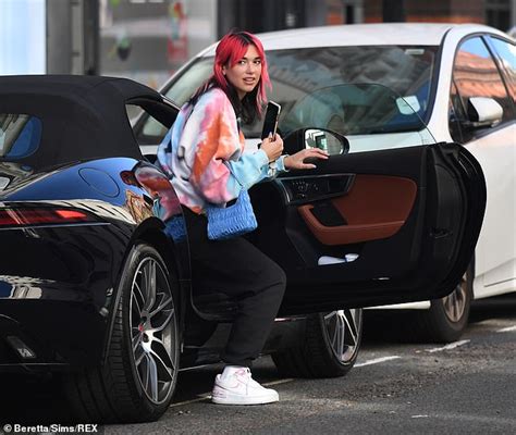 Dua Lipa and boyfriend Anwar Hadid pack on the PDA during stroll around London - Health - ReadSector