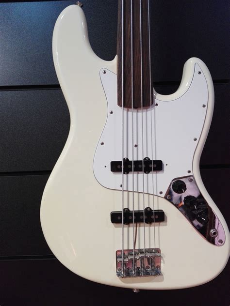 Fender Jazz Bass Fretless Japan image (#1802627) - Audiofanzine