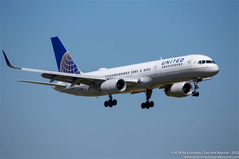 Airplane Art - United Airlines Boeing 757-200 arriving at Dublin Airport - Economy Class & Beyond