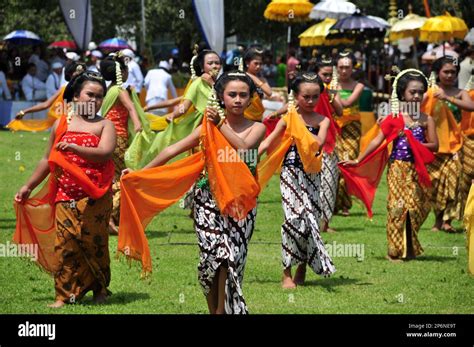 Tari serimpi hi-res stock photography and images - Alamy