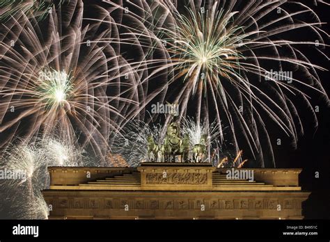 Fireworks brandenburg gate brandenburger tor hi-res stock photography and images - Alamy