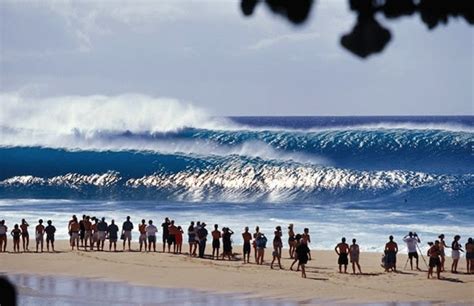 The Famed Waves of the North Shore's Banzai Pipeline | Complex